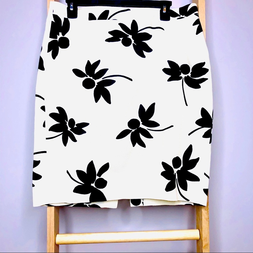 J.CREW THE PENCIL SKIRT DRAMATIC FLOWER PRINT Size 10 Black and White